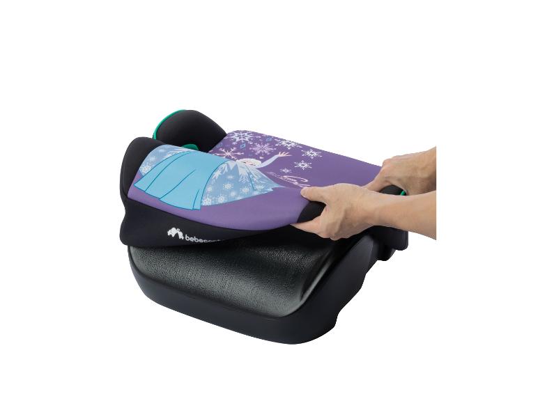 Lila Sitzerhöhung mit Elsa-Motiv, Hände richten den Bezug aus.