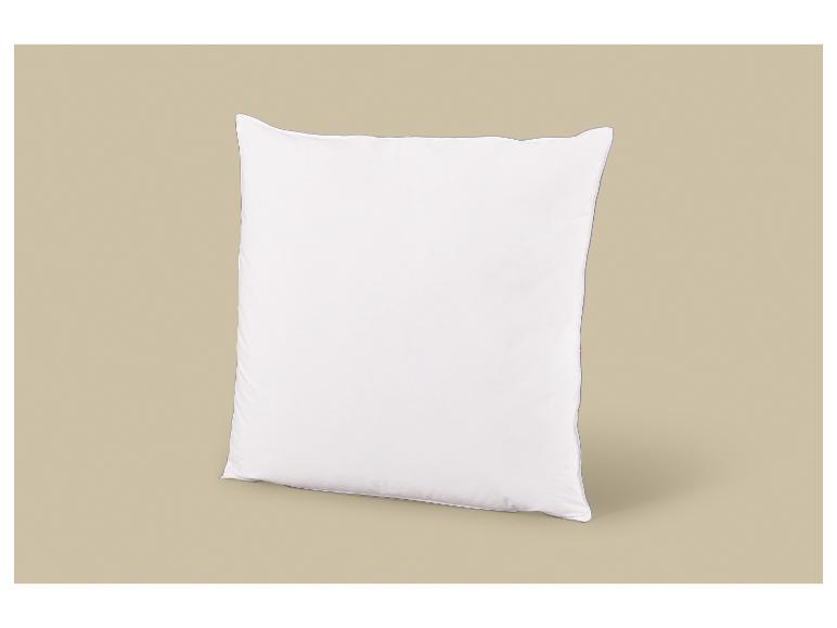 Weißes quadratisches Kissen mit grauer Paspelierung auf beigem Hintergrund.