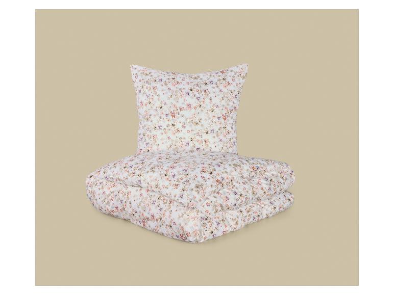 Weißes Bettwäsche-Set mit Blumenmuster, bestehend aus Kissen und Decke.