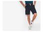 Herren Shorts und Casual Sneaker.