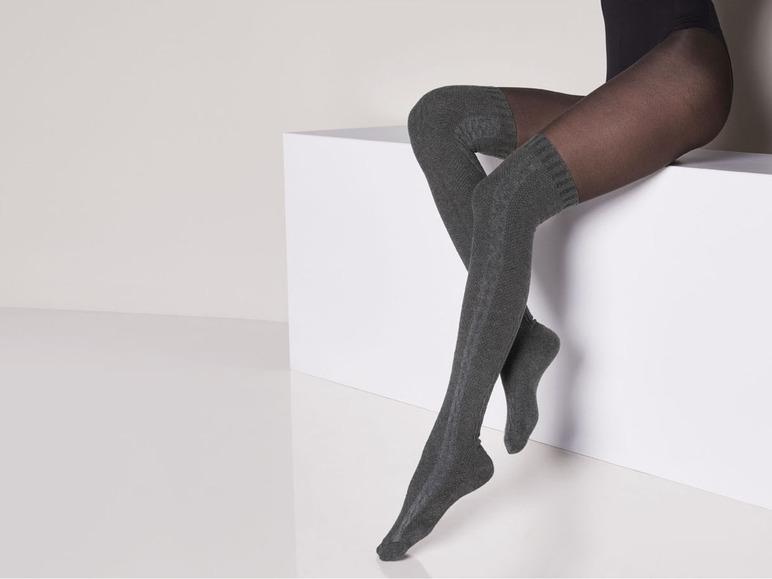 Graue Strümpfe mit Zopfmuster und transparente Strumpfhose.