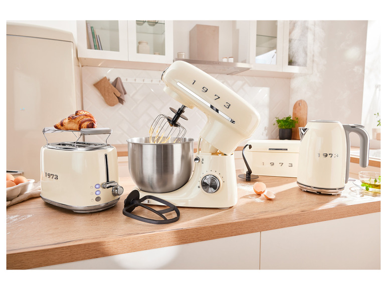 Eine cremefarbene Küchenmaschine, ein Toaster und ein Wasserkocher im Vintage-Stil.