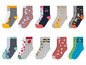Zwölf Paar Kindersocken mit verschiedenen Tier- und Themenprints.