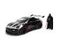 Schwarzer Sportwagen mit roten Akzenten und eine Darth Vader Actionfigur mit rotem Lichtschwert.