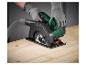 Handkreissäge mit Staubsauger für Holz, bedient von einer Person mit Handschuhen