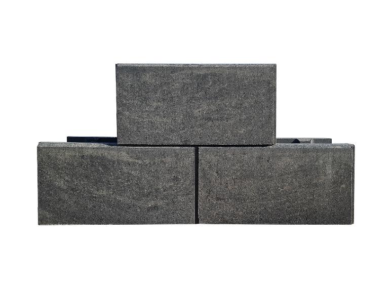Drei graue Pflastersteine auf weißem Hintergrund gestapelt.