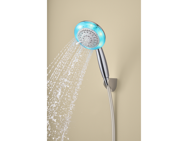 Duschkopf mit Chrom-Finish und blauer LED-Beleuchtung, aus dem Wasser spritzt.