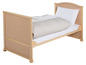 Ein Holz-Kinderbett mit einer weißen Bettdecke und einem Kissen.