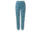 Blaue Jogginghose mit Blumenmuster.