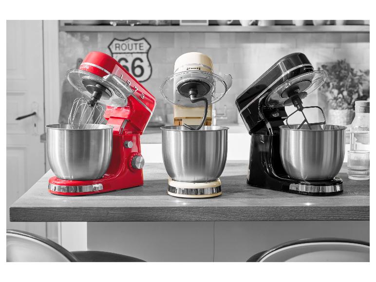 Drei Retro-Küchenmaschinen in Rot, Creme und Schwarz auf einer Küchenarbeitsplatte.