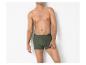 Hemdloser Mann in grünen gerippten Boxershorts