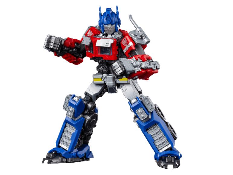 Ein rot-blauer Roboterspielzeug mit silbernen Akzenten, in dynamischer Pose stehend.
