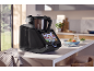 Schwarze Küchenmaschine mit Touchscreen in einer modernen Küche mit einem Nudelgericht.