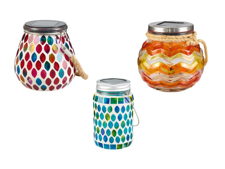 Drei farbenfrohe Solarlaternen im Mosaik- und Boho-Stil.