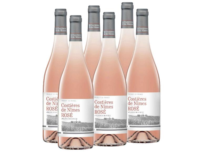 Sechs Flaschen Roséwein mit 'Costières de Nîmes Rosé' Etiketten und Weinbergillustrationen.
