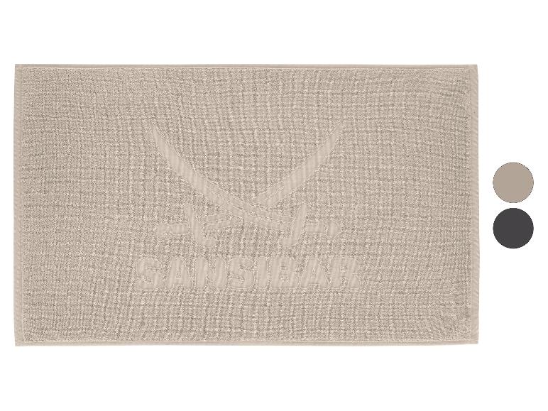 Beige Sansibar Badematte mit geprägtem Logo gekreuzter Säbel.
