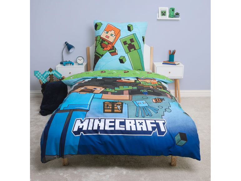 Kinderbett mit Bettwäsche im Design eines beliebten Pixel-Spiels.