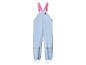 Hellblaue wasserdichte Kinderhose mit pinken Trägern und reflektierenden Streifen