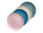 Vier runde Teller in Rosa, Blau, Creme und Türkis, diagonal gestapelt, 26 cm Durchmesser.
