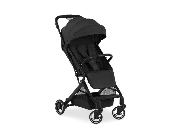 Schwarzer Hauck Travel N Care Kinderwagen mit verstellbarem Verdeck und Einkaufskorb.