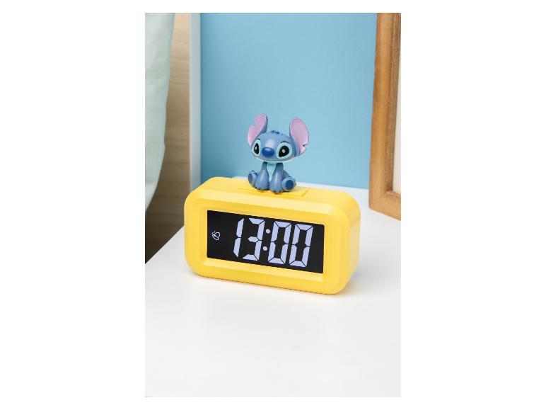 Stitch Wecker mit gelbem Sockel und Digitalanzeige, die 13:00 anzeigt