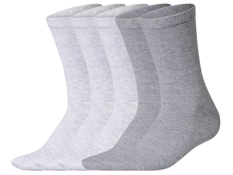 Fünf Paare graue und weiße Socken, in einer Reihe angeordnet.