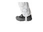 Wasserdichte Kinderhose mit Auto-Print und schwarzen Schuhen.