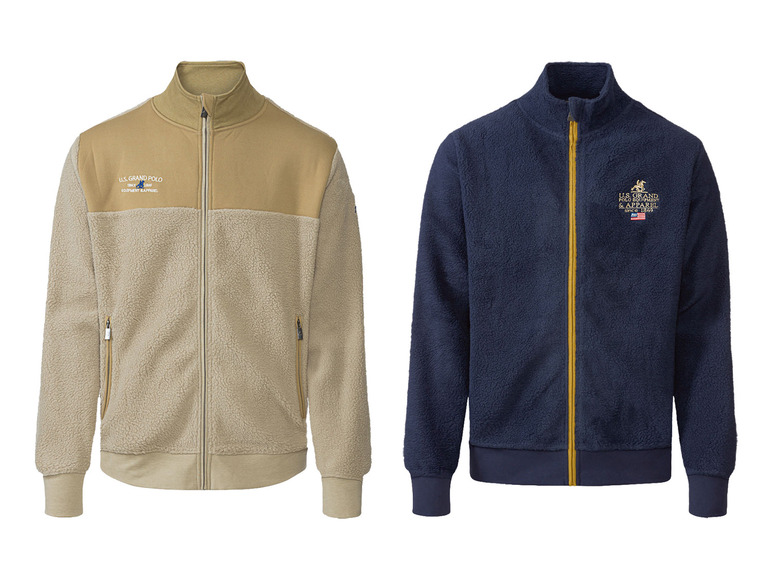 Zwei Fleecejacken, eine beige und eine dunkelblaue, von der Marke U.S. Grand Polo.