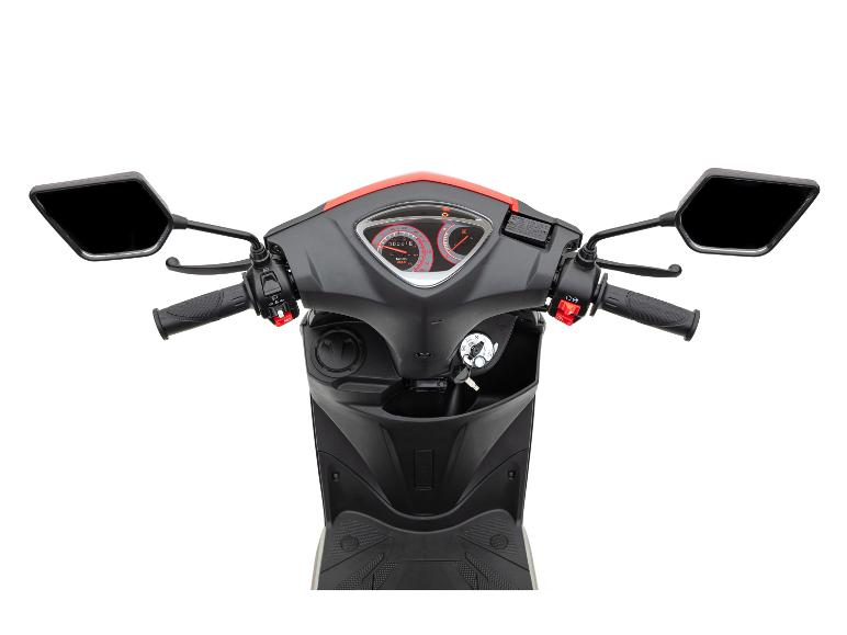 Roller-Cockpit mit Lenker, Spiegeln und Armaturenbrett.