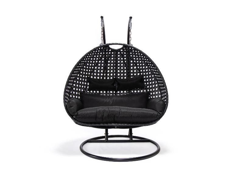 Schwarzer geflochtener Hängesessel mit Gestell und schwarzen Kissen