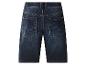 Dunkelblaue Herren-Jeansshorts, Rückansicht mit Taschen und orangefarbenen Nähten.