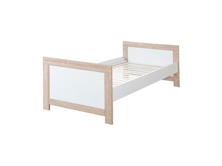 Einzelbett aus hellem Holz und Weiß mit Holzlattenrost.
