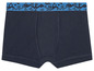Blaue Boxershorts mit blau-weißem Muster.