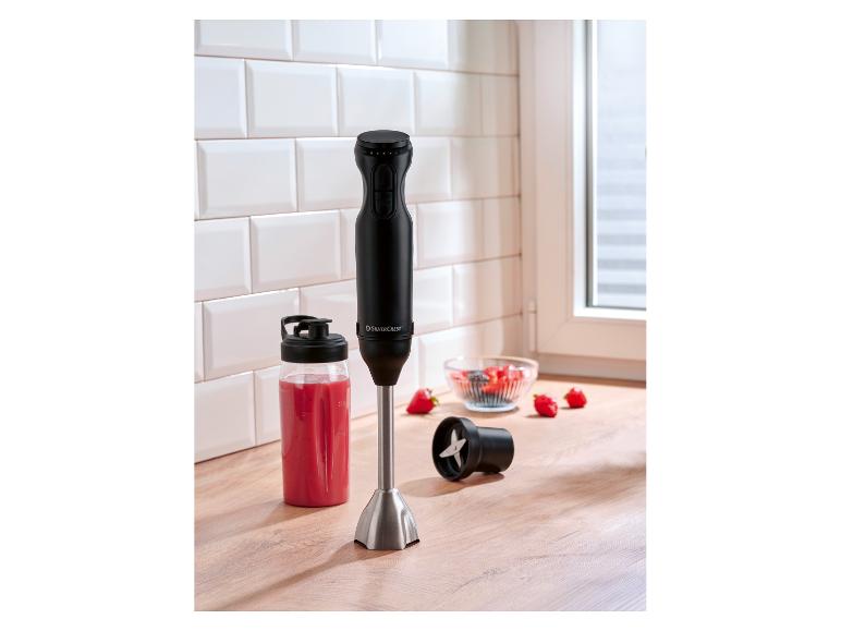 SilverCrest Stabmixer mit Smoothie-Flasche und Obst auf einer Küchenarbeitsplatte.
