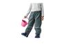 Kind in grauer wasserdichter Hose und Oberteil, hält einen rosa Eimer.