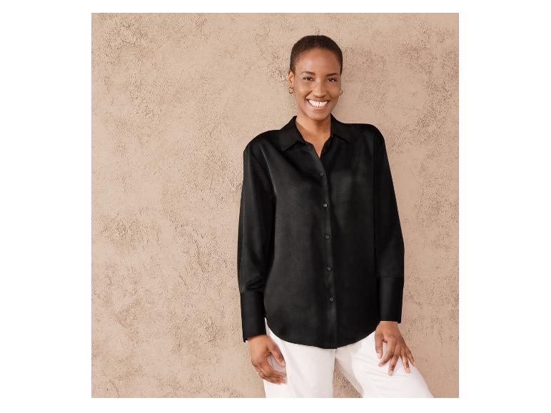 Eine Frau in einer schwarzen Seidenbluse.