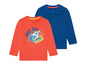 Zwei langärmelige T-Shirts für Jungen: ein oranges Shirt mit Rennauto-Motiv und ein blau gestreiftes Shirt.