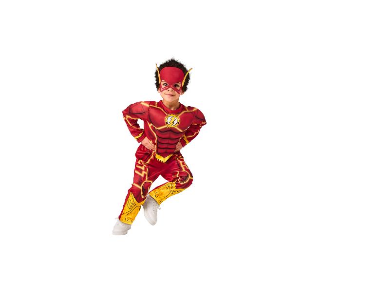 Junge im Flash-Superheldenkostüm, mit Maske und Blitz auf der Brust
