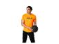 Mann in orangefarbenem „FUELED BY FITNESS“-T-Shirt mit schwarzem Medizinball.