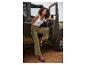 Olivengrüne Hose, weißes Top und Sandalen: stilvolle Frau an einem Jeep.