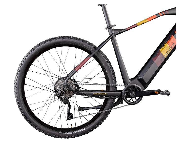 Nahaufnahme des Hinterrads und des Antriebsstrangs eines schwarzen Zündapp E-Bikes, das Design und die Komponenten zeigend.