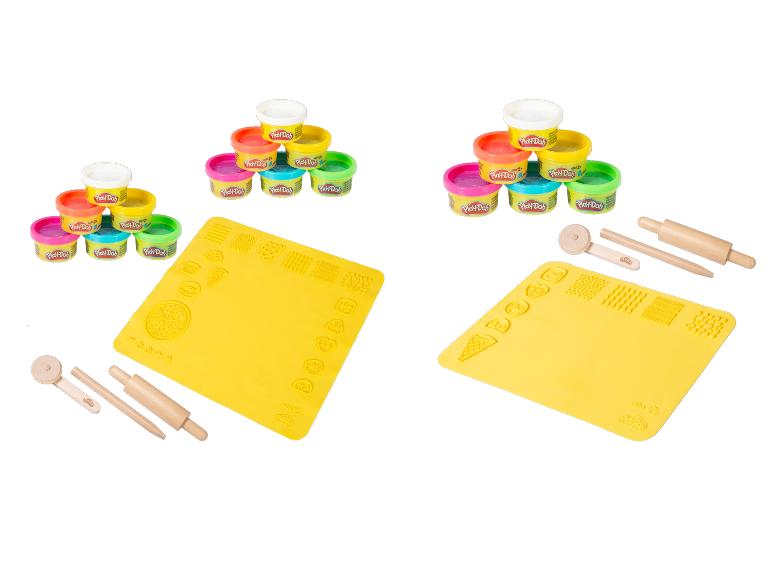 Knetmasse-Set mit bunten Töpfen, gelben Spielmatten und Holzwerkzeugen.