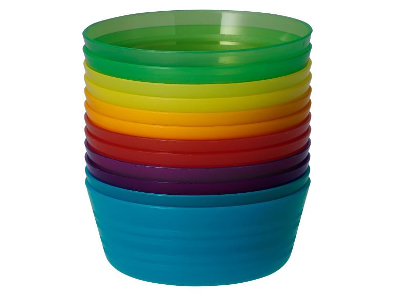 Stapel bunter Plastikbecher in Regenbogenfarben.