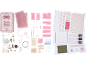 DIY Miniaturzimmer-Bausatz mit rosa Blechdose, Holzteilen, Stoff und Papierausschnitten.