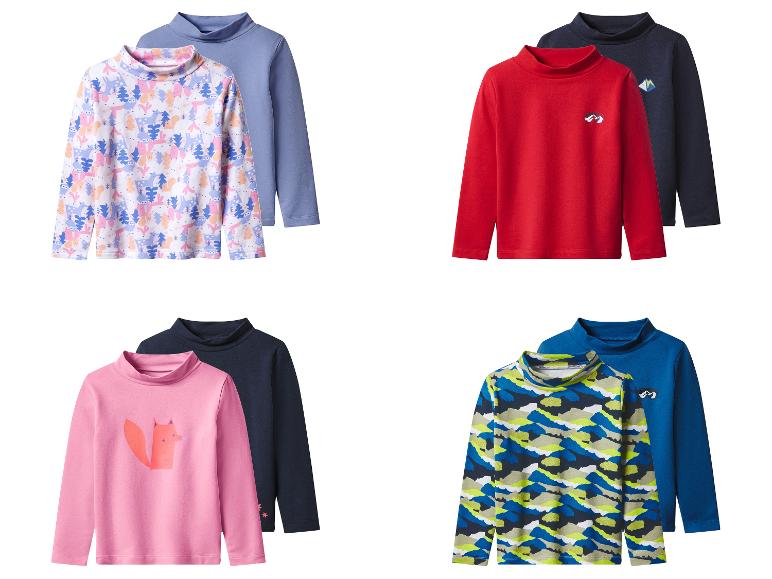 Vier Sets Kinder-Rollkragenpullover in verschiedenen Farben und Mustern.