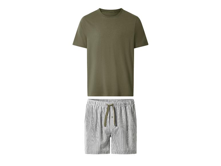 Herren-Pyjama: olivgrünes T-Shirt und gestreifte Shorts.