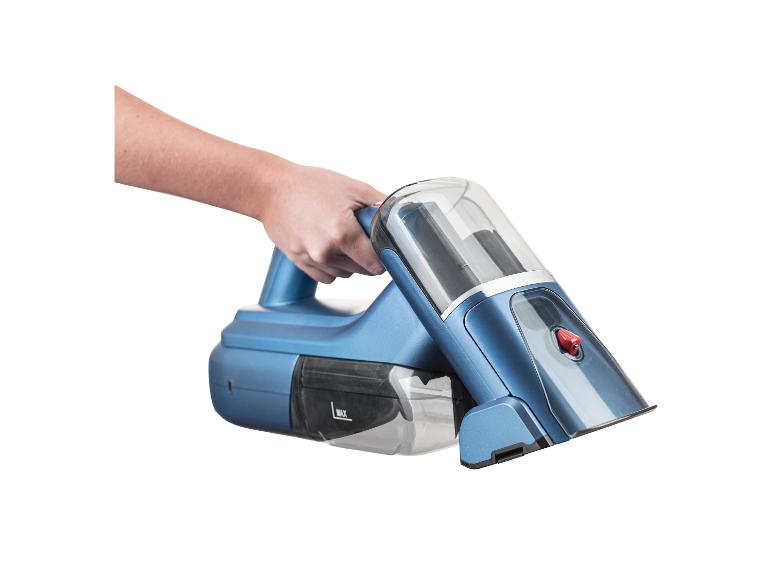 Blauer und grauer Handstaubsauger, von einer Hand gehalten.