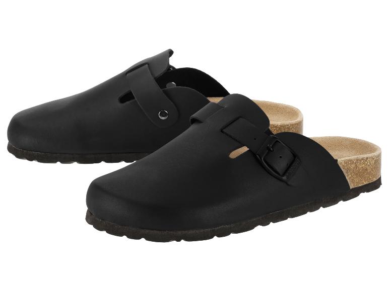 Zwei schwarze Clogs mit Schnalle und Korksohle.
