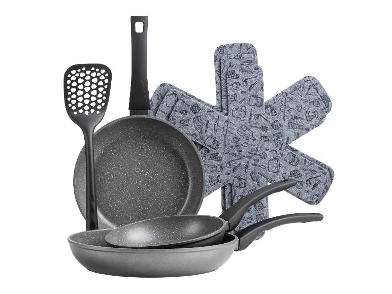 Set aus drei grau gesprenkelten Bratpfannen, einem schwarzen Pfannenwender und grauen Filz-Pfannenschonern.