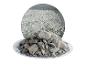 Ein Haufen grauer Steine auf einem durchsichtigen Teller, mit einem runden Hintergrund aus steinigem Boden.